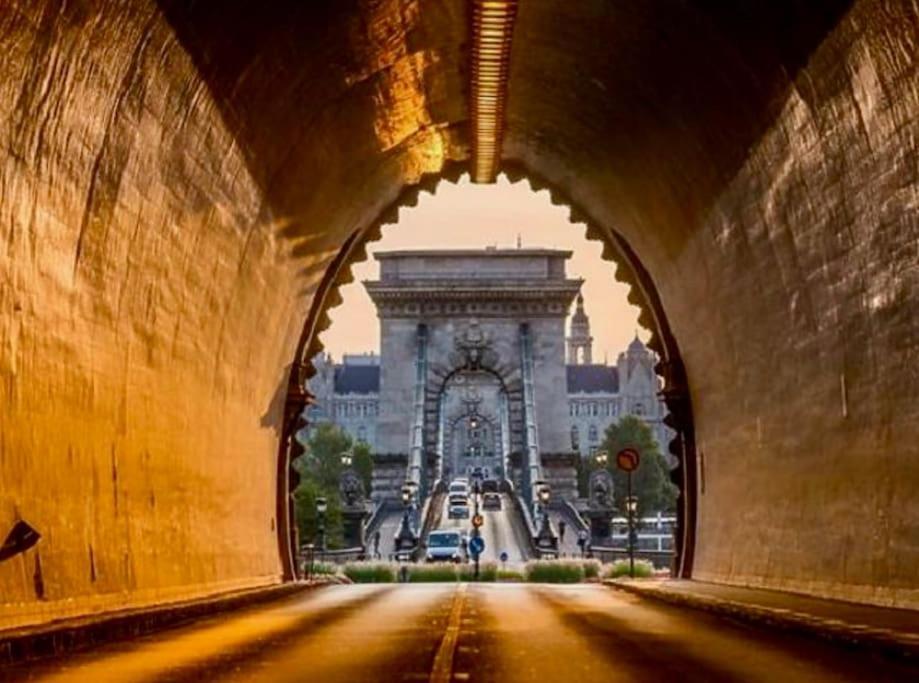 Castlehill Apartman The Perfect Blend Of Urban Living And Sightseeing Convenience Budapest Exteriör bild