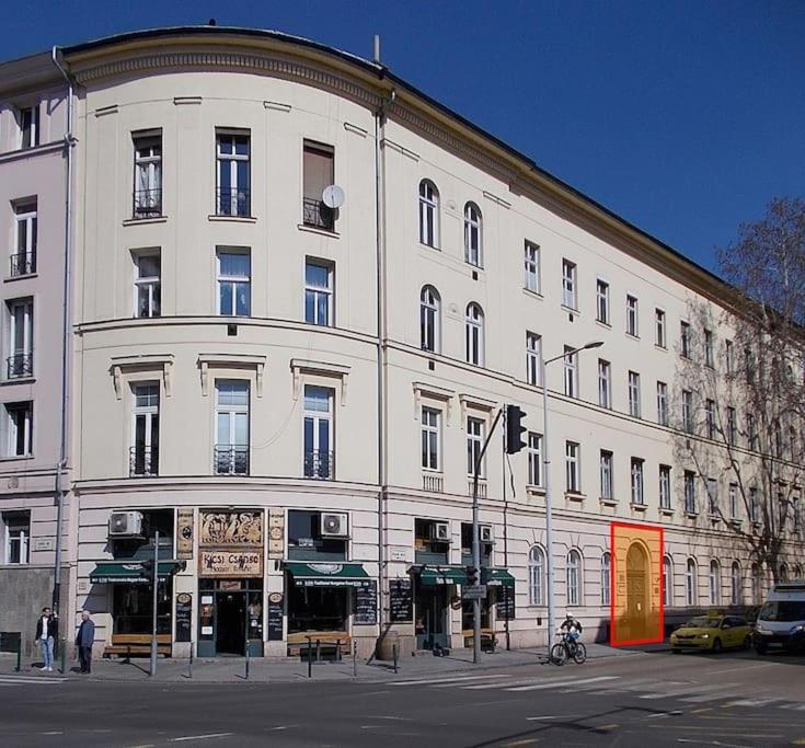 Castlehill Apartman The Perfect Blend Of Urban Living And Sightseeing Convenience Budapest Exteriör bild